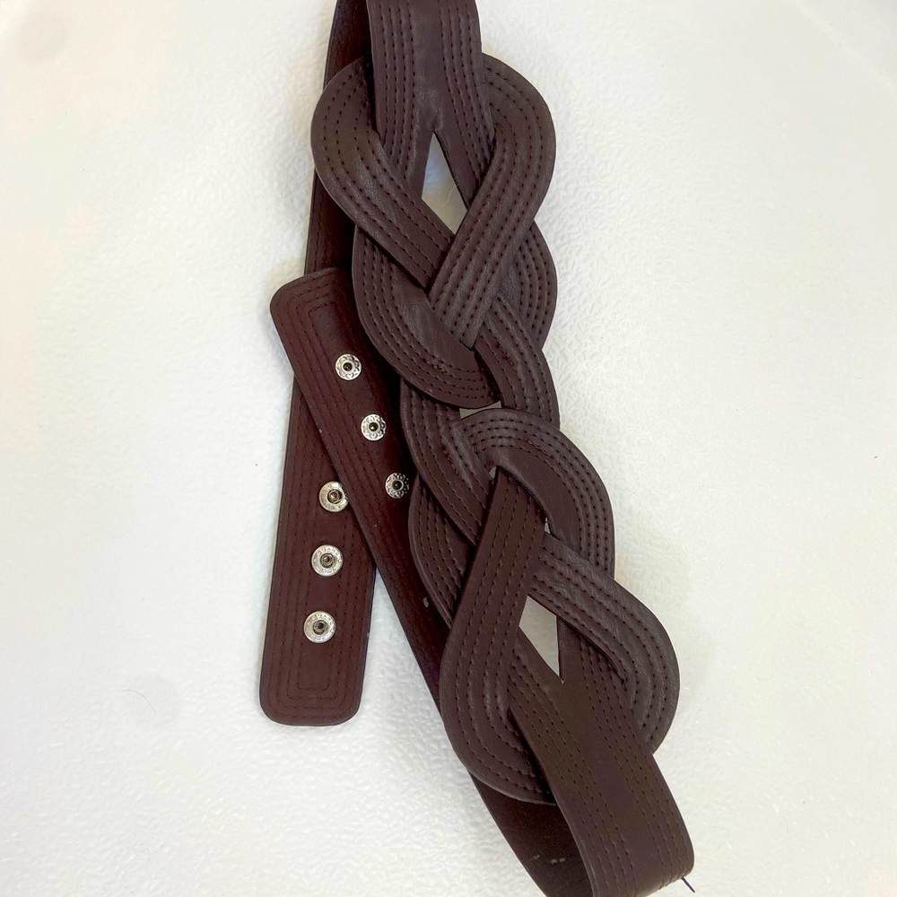 Women’s faux leather woven belt.